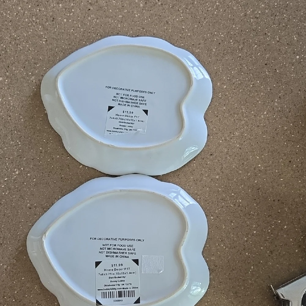 Leaf-Shaped Plates with Mint Green‎ Design